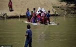 انتقال دانش آموزان اندونزیایی با قایق بامبو +عکس