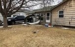 سقوط قطعات موتور هواپیما بر روی یک خانه‌+عکس