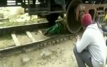 نجات معجزه آسای زن هندی از زیر قطار+فیلم