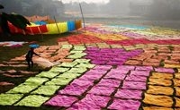 تصویری جالب از خشک کردن پارچه های یک کارخانه پس از رنگ آمیزی