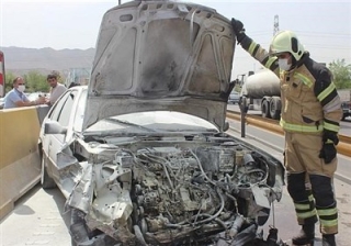 نجات معجزه‌آسای راننده پژو405 از میان شعله‌های آتش+ تصاویر