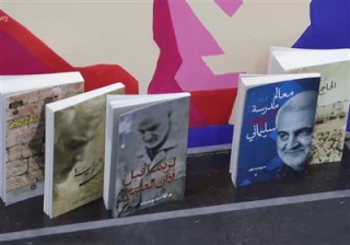 آثاری از شهید سلیمانی و ابومهدی المهندس در نمایشگاه کتاب بیروت