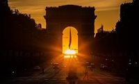 غروب دیدنی آفتاب در خیابان شانزه لیزه پاریس + عکس