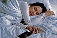 چرا نباید کنار تلفن همراه خود به خواب برویم؟