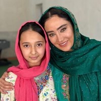 عکس یادگاری بهاره افشاری با دختر افغان