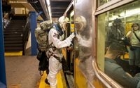 مردی با لباس فضانوردی در ایستگاه مترو نیویورک + عکس - همگردی