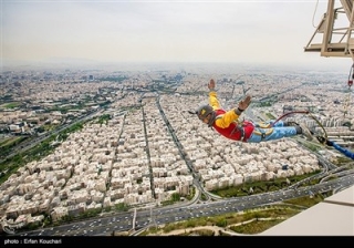 پرش از بلندترین سکوی بانجی جامپینگ دنیا در قلب تهران