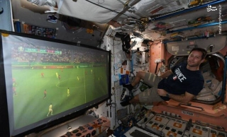 عکس/ تماشای فوتبال در ایستگاه بین‌المللی فضایی