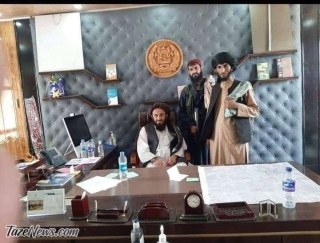 عکس یادگاری طالبان در دفتر اشرف غنی/ رئیس‌جمهور فراری افغانستان به عمان رفت؟