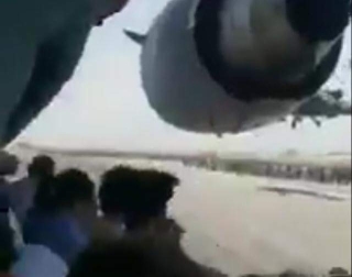 فیلمی حیرت‌آور از افغان‌های فراری زیر بال هواپیمای آمریکایی؛ خوشحالند و سلفی می‌گیرند!