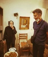 عادل فردوسی پور به دیدار مادر مرحوم حمیدرضا صدر رفت + عکس