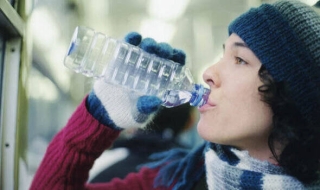توصیه‌هایی برای مصرف مایعات کافی در فصل سرما