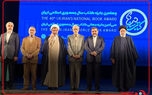عکس یادگاری با رئیس جمهور در حاشیه مراسم‌ چهلمین جایزه کتاب سال جمهوری اسلامی