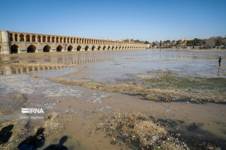 تصاویر | واکنش اصفهانی‌ها به جاری شدن آب در زاینده‌رود