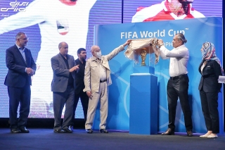 بیانیه بدون عذرخواهی جواد خیابانی بعد از آبروریزی: تو دلت نمی‌خواهد با جام جهانی عکس بگیری؟