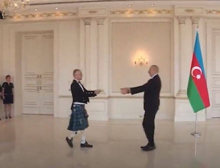 فیلم/ پوشش عجیب سفیر انگلیس در آذربایجان هنگام تقدیم استوارنامه کشورش