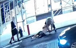 لحظه زورگیری دو مرد از یک شهروند وسط خیابان به خاطر یک ساعت گران‌قیمت!