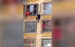 نجات کودک آویزان از طبقه هفتم