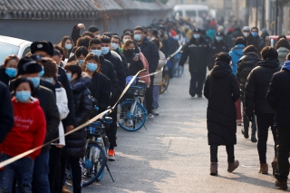 فرار کارگران از کارخانه تولید آیفون در چین