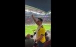 واکنش جالب و کنایه‌آمیز هوادار اکوادوری در حین بازی روبه هواداران قطری که منجر به عصبانیت و درگیری لفظی می‌شود