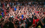 شادی مردم در میدان انقلاب تهران بعد از بازی ایران ولز