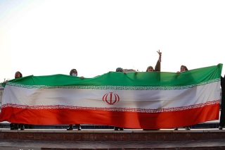 تصاویر شادی زنان و دختران با پوشش‌های متفاوت در خیابان‌های تهران | همه برای خوشحالی با پرچم مقدس کشورمان آمدند | فریاد شادی در کشور پیچید