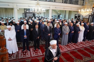 تصاویر | بشار اسد در نماز عید قربان | چه کسانی همراه رئیس جمهور سوریه بودند؟