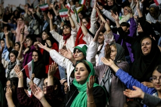 تصاویر حضور پررنگ زنان در دیدار ایران و هنگ کنگ | شور و هیجان زنان برای تشویق ایران!