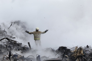 تصویری خاص از خستگی شدید یک آتش نشان بعد از امحای کالای قاچاق